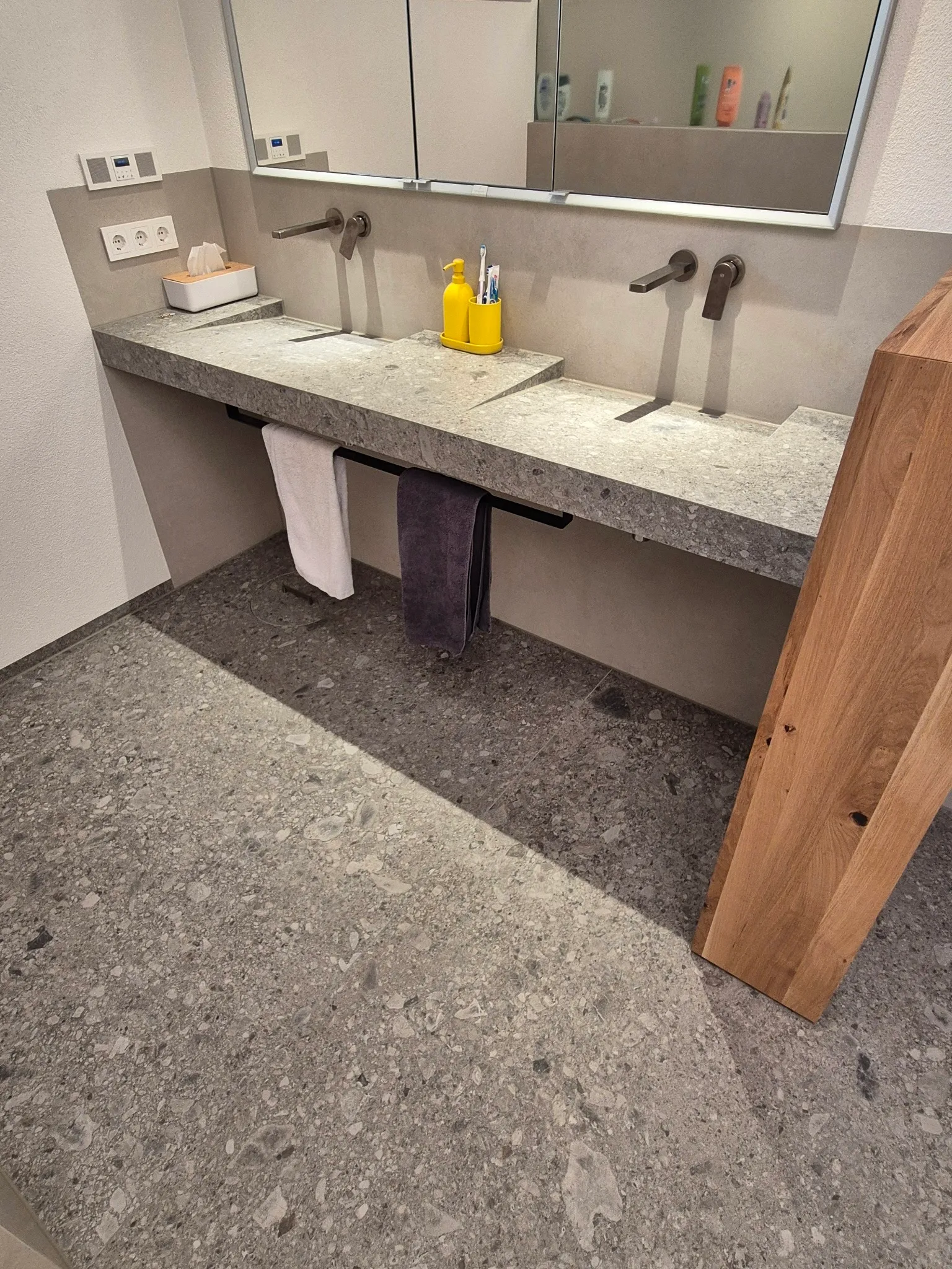 Doppelwaschtisch mit Terrazzo-Platten verkleidet, Boden im gleichen Terrazzo