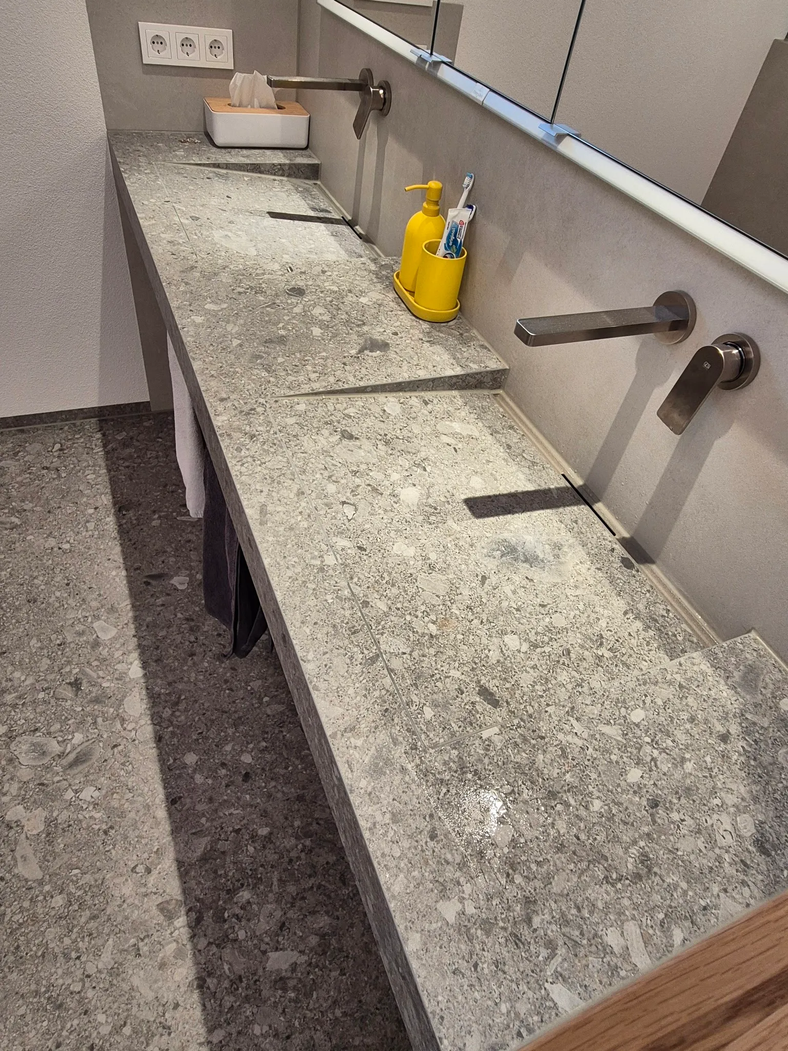 Langer Waschtisch mit Terrazzo-Platten, Wandarmaturen