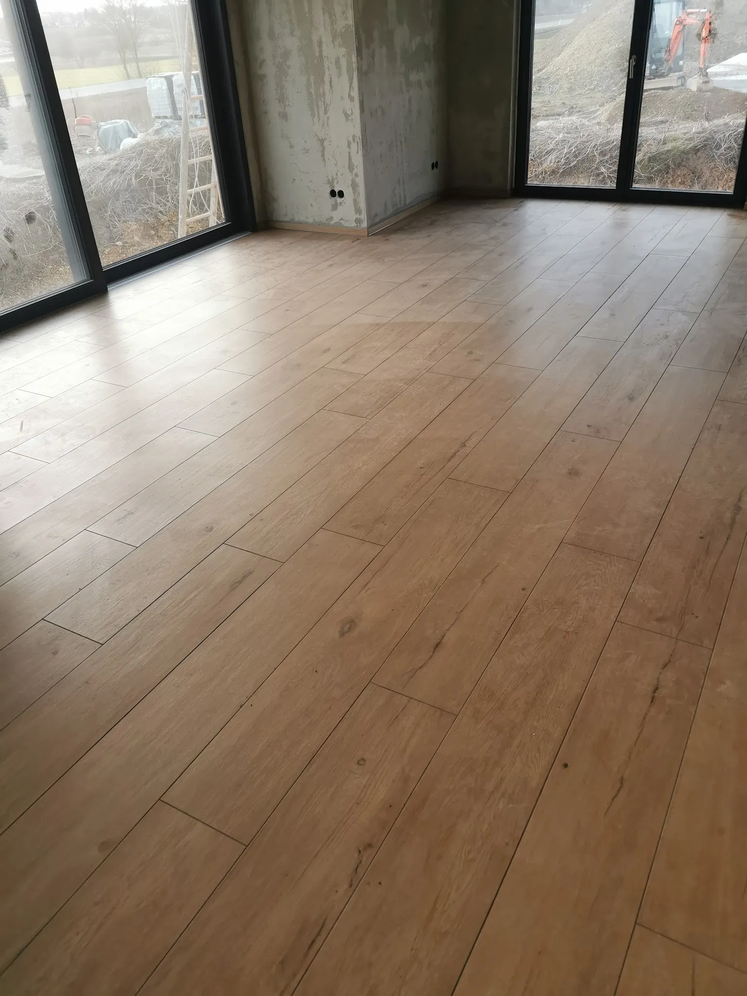 Großer Wohnraum mit Boden in Holzoptik