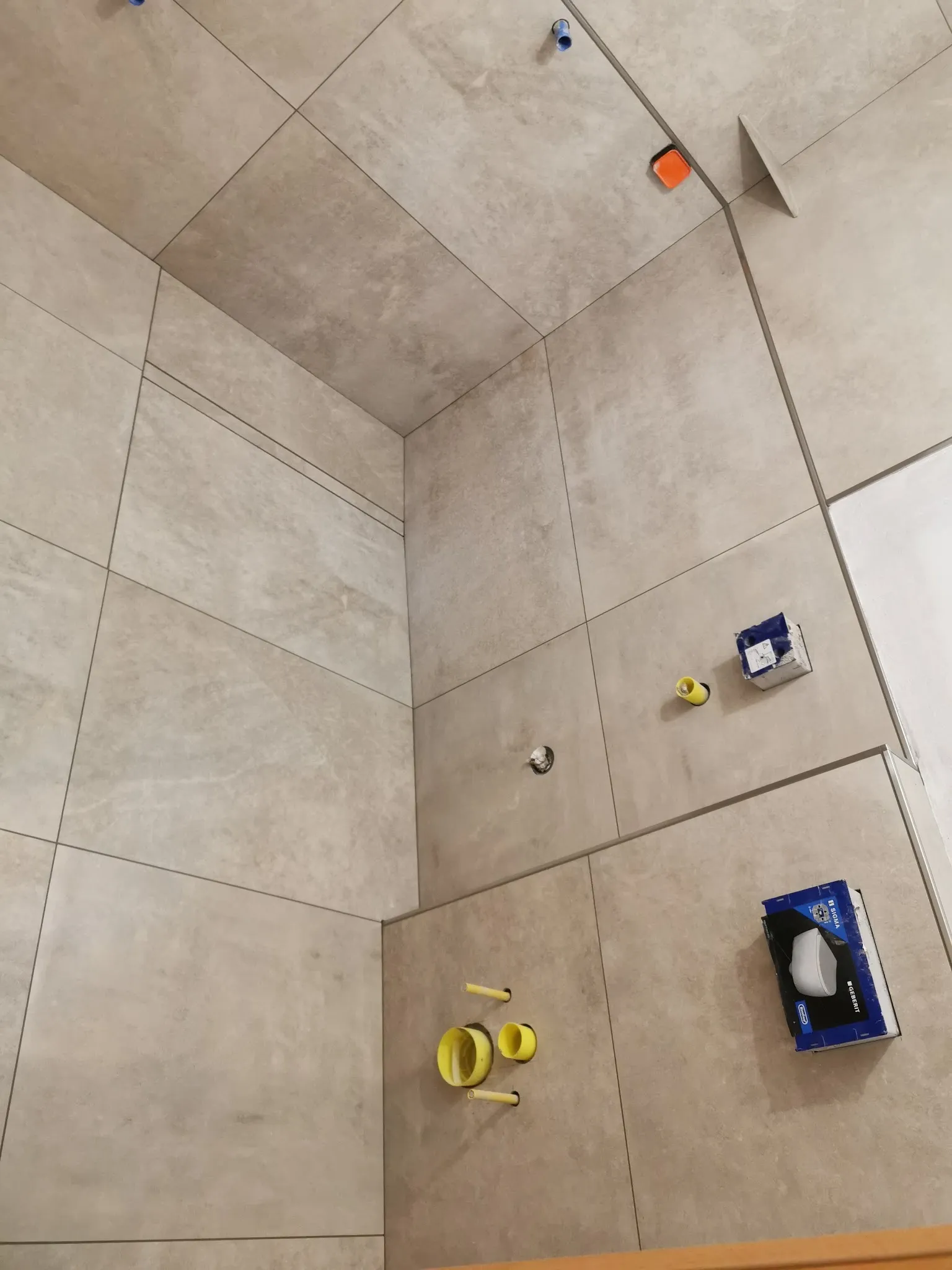 Bad mit großen Platten an Wand und Dachschräge