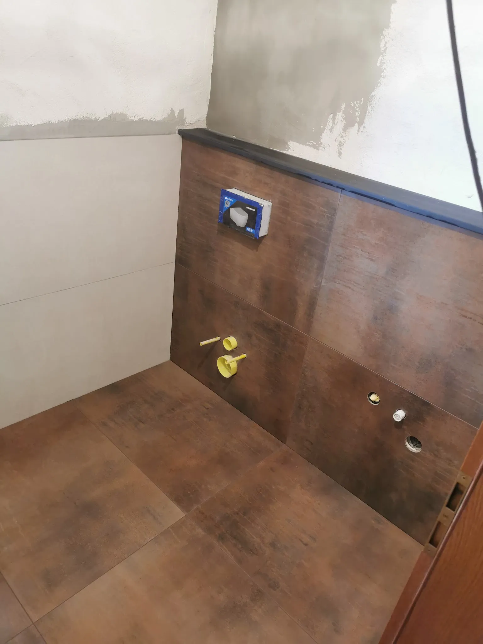 Bad mit Wand und Boden in Rost-Optik