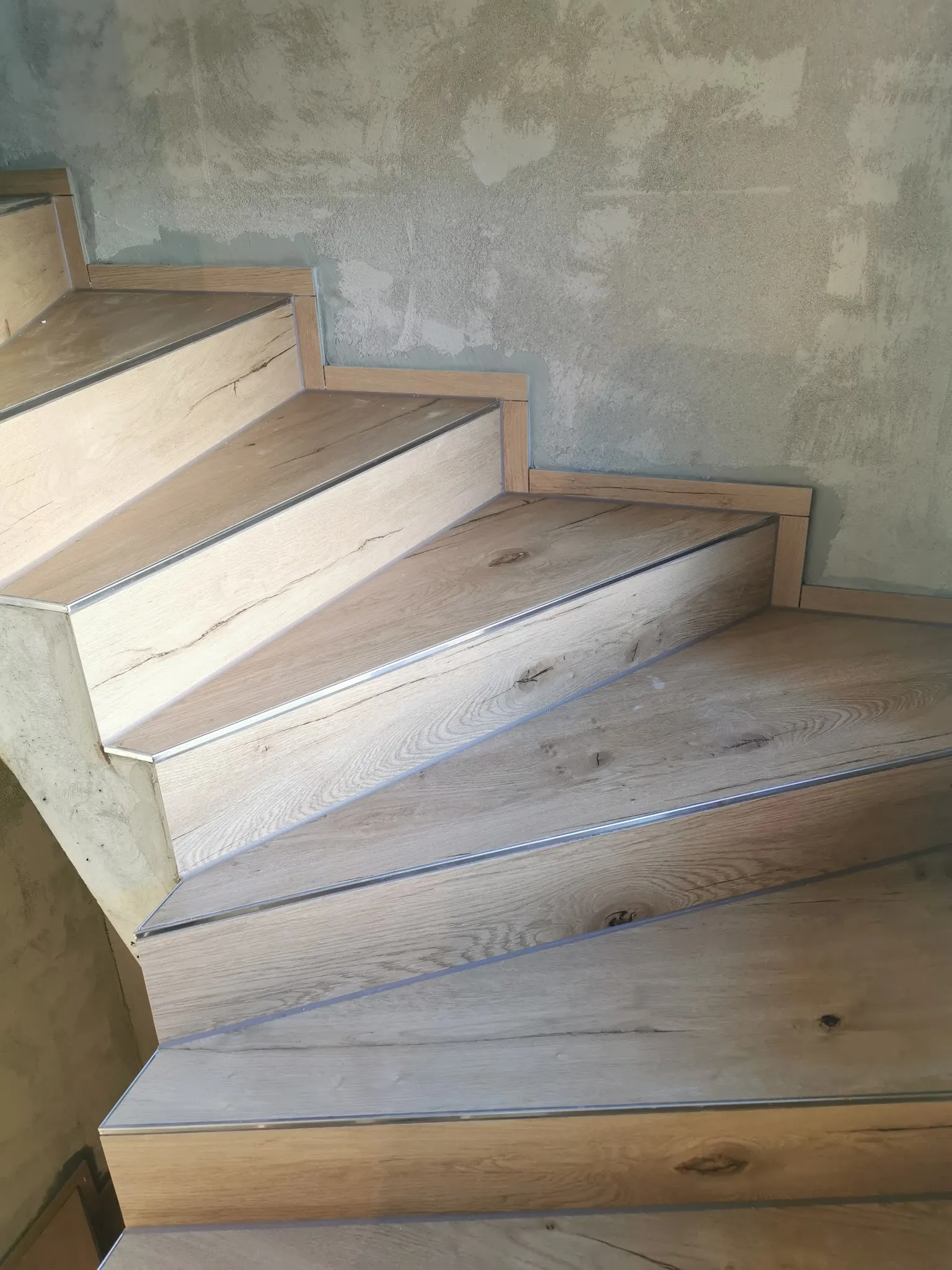 Treppe mit Stufen in Holzoptik