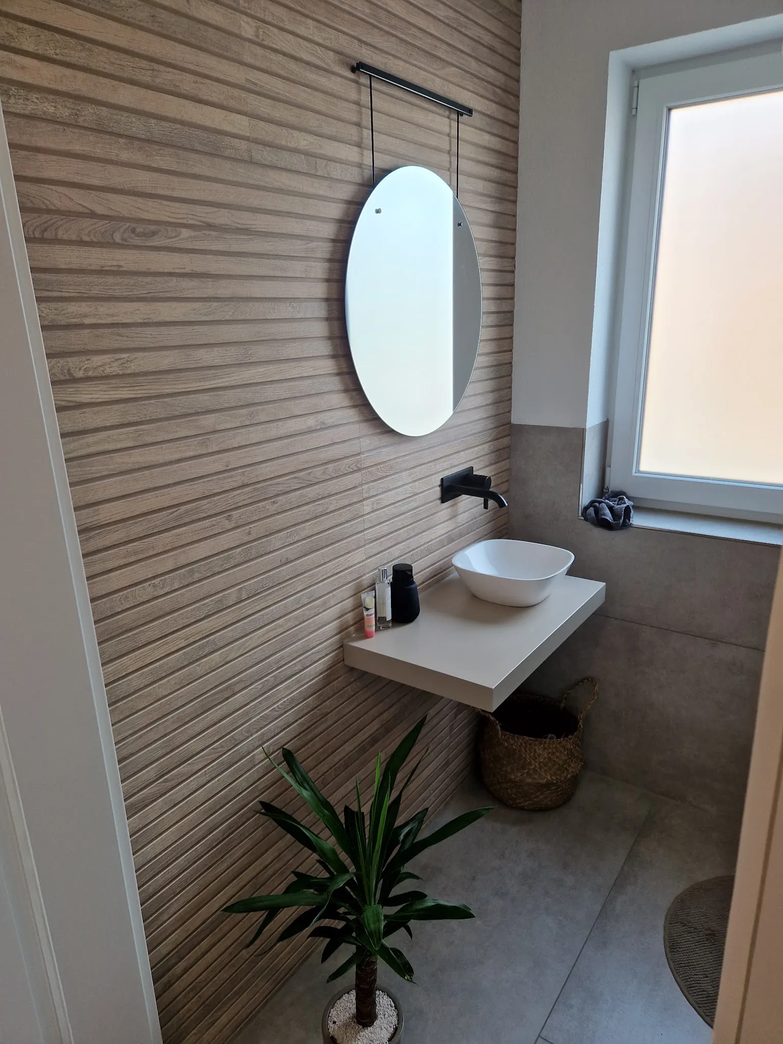 Waschplatz mit Wand in Holzlamellen-Optik