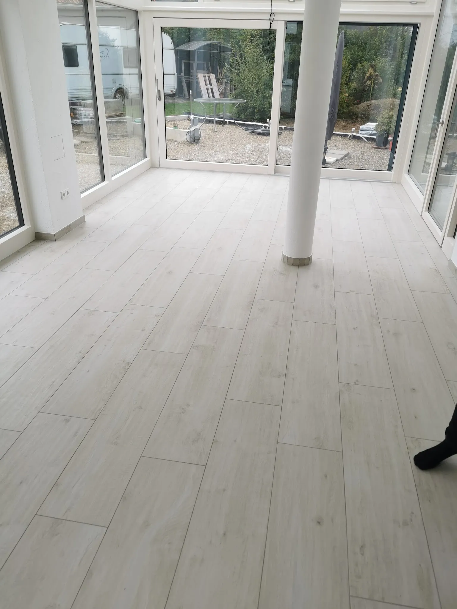 Wintergarten mit hellem Boden in Holzoptik
