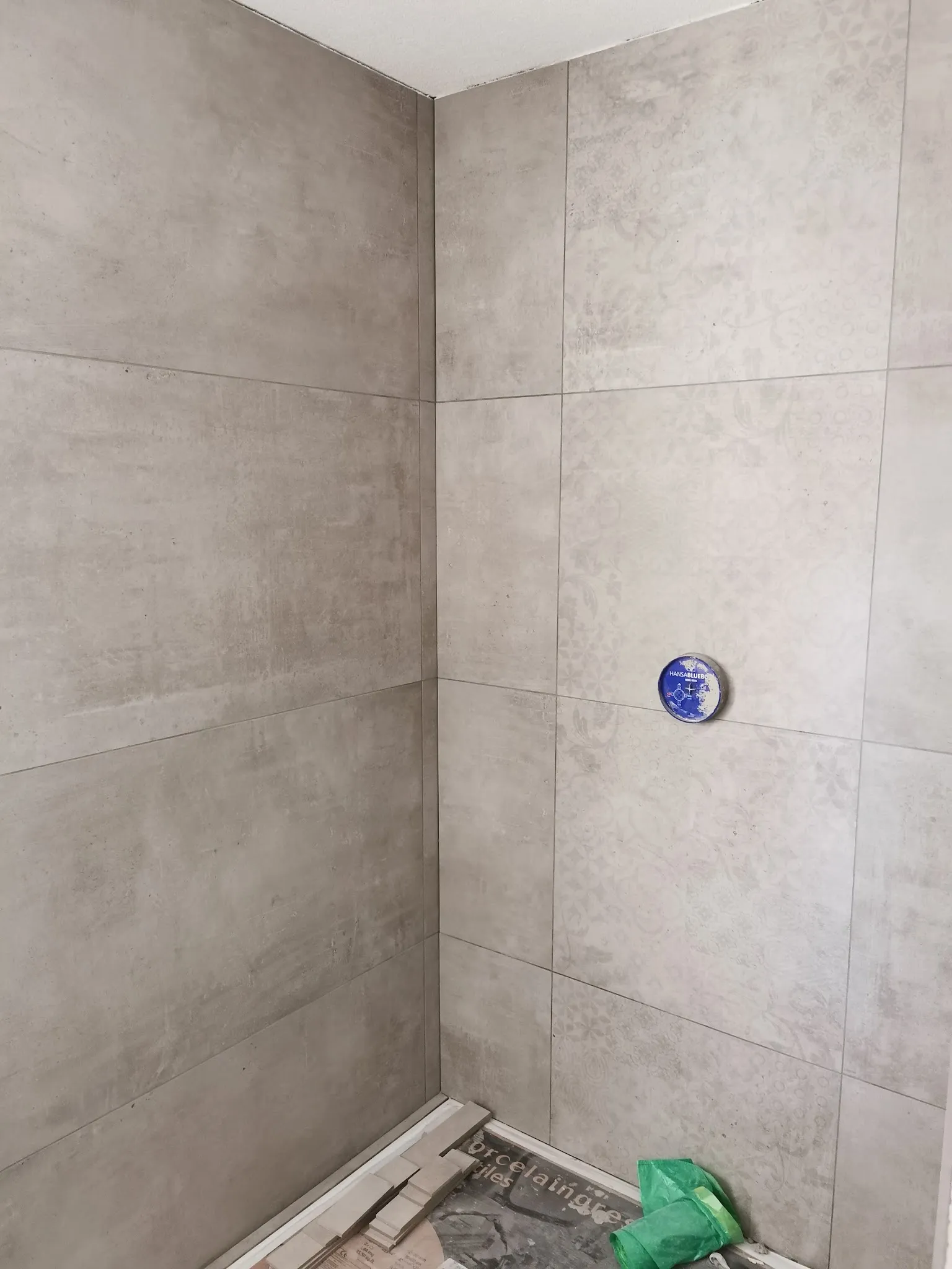 Dusche mit großen grauen Wandplatten