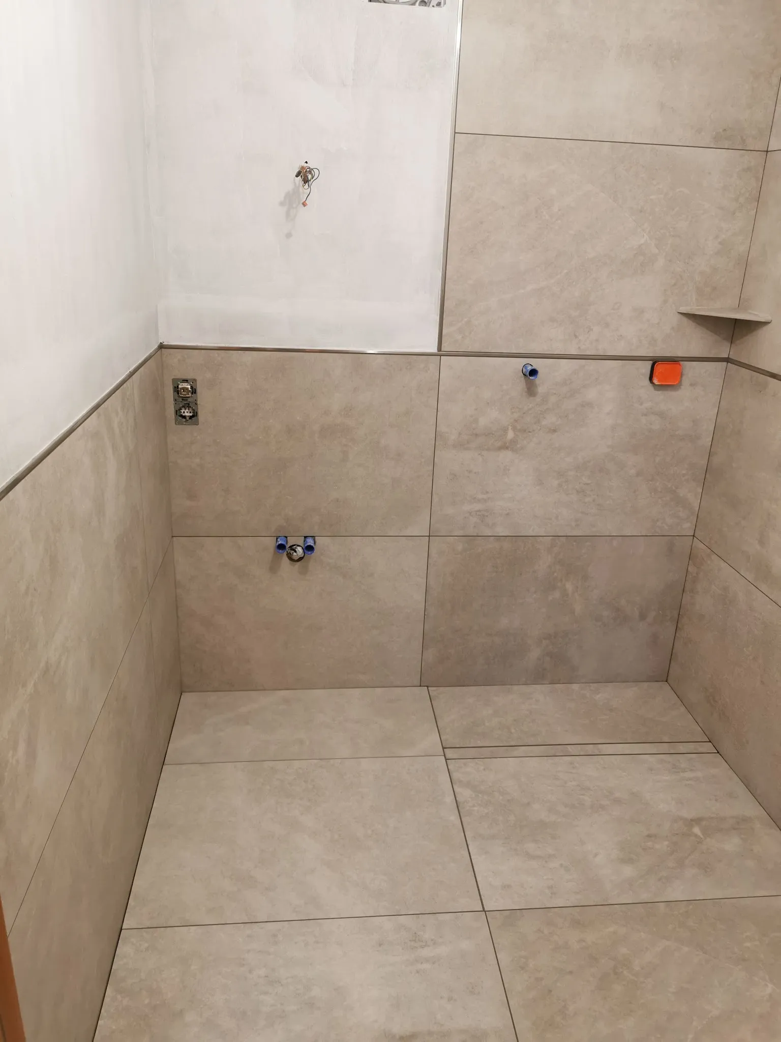 Dusche mit Großformaten in Sandstein-Optik