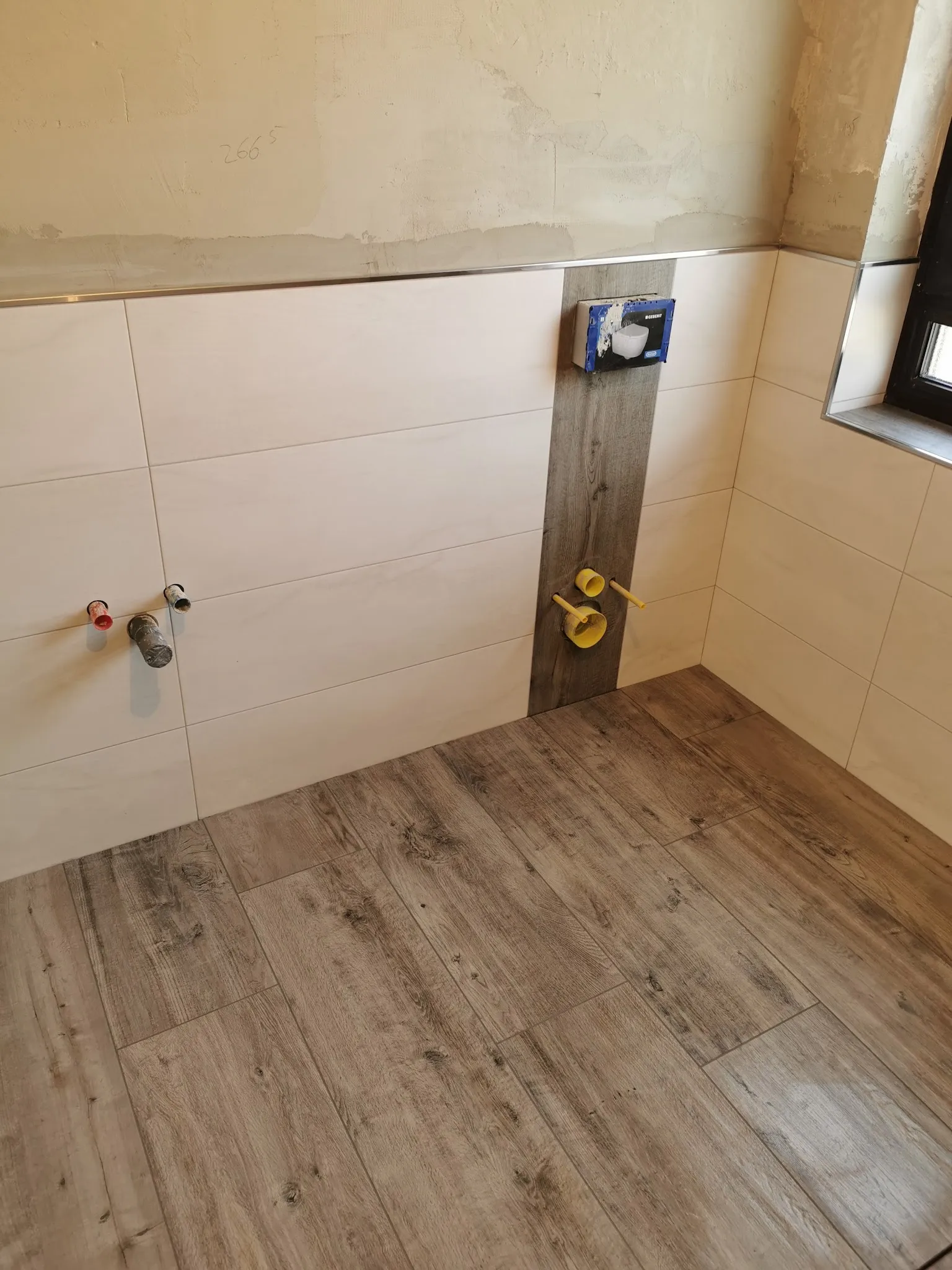 Bad mit hellen Wandplatten, Vorwand und Boden in Holzoptik